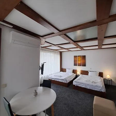 Homely * Μπάνσκο